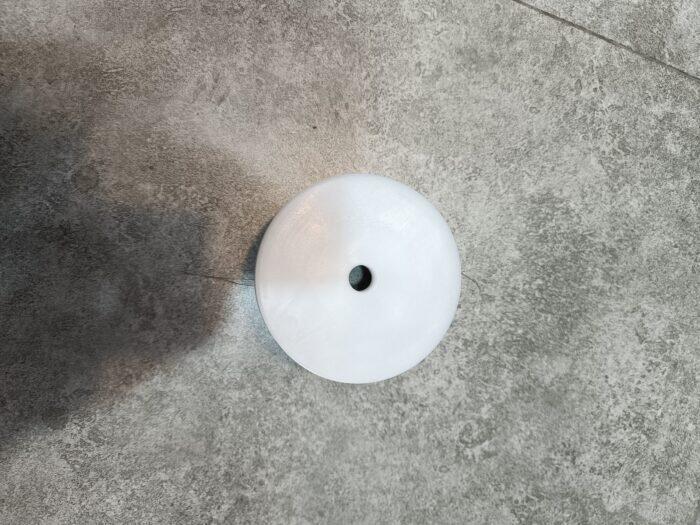 پایهٔ پلاستیکی سفید برس مبلشور با سوراخ مرکزی