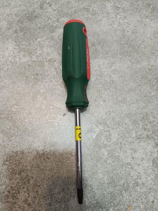 پیچ گوشتی ستاره‌ای T25 هنس با دستهٔ سبز و قرمز