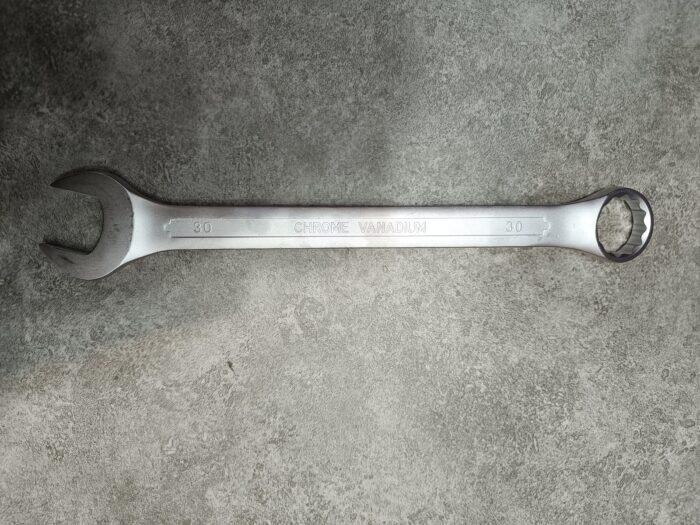 حک سایز ۳۰ و CHROME VANADIUM روی بدنه آچار وادفو مدل WSA1130